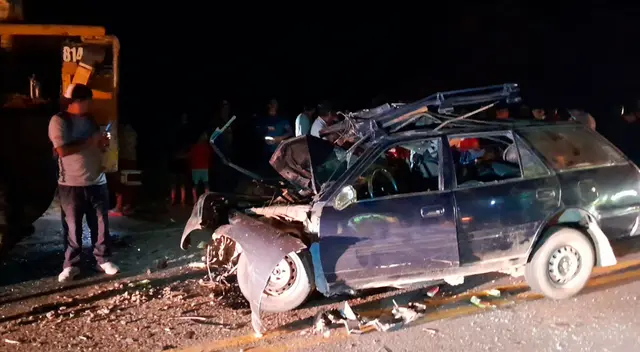 Auto quedó completamente destrozado en su parte delantera tras accidente.