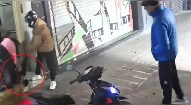 Vecinos lincharon a ladrón de 42 años por robar un celular a un mujer en Argentina. Vecinos lincharon a ladrón de 42 años por robar un celular a un mujer en Argentina.