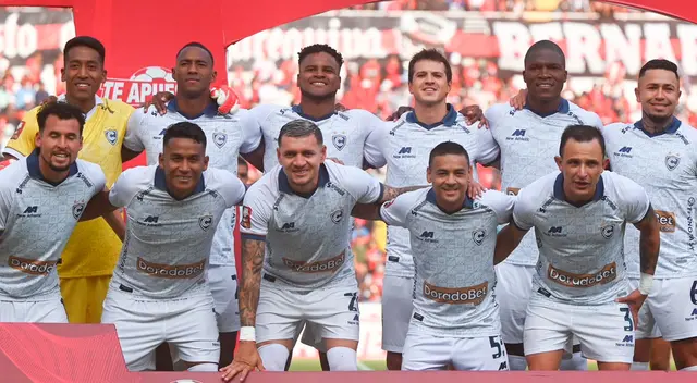 Futbolista de Cienciano festejó triunfo de Universitario. Futbolista de Cienciano festejó triunfo de Universitario.