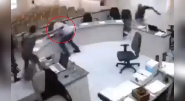 Hombre toma venganza y le dispara al asesino de su padre que estaba siendo juzgado en Brasil.
