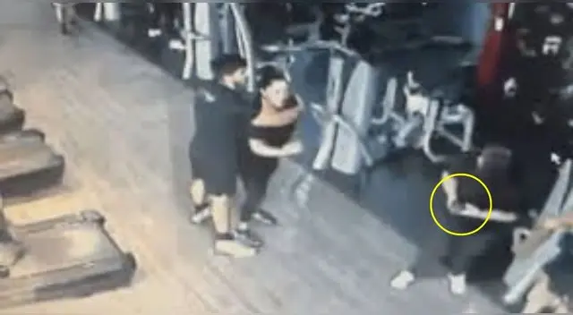 Mujer arrancó un dedo de un mordisco a otra en un gimnasio por una máquina de ejercicio en México.