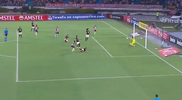 Sebastián Britos salvó así a Universitario del gol de Junior por Copa Libertadores 2024.