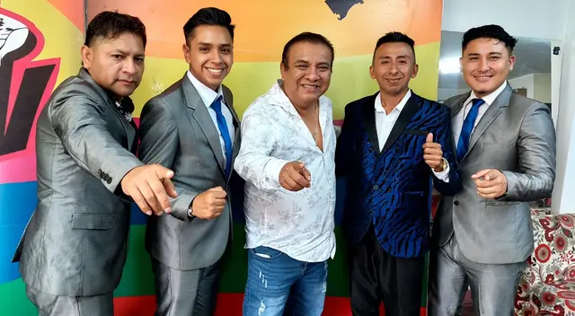 Manolo Rojas junto a sus ahijados de Kumbia Marina.