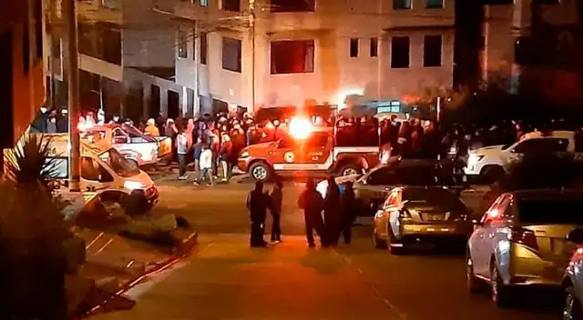 Policías y bomberos llegaron para rescatar a los heridos del accidente. Policías y bomberos llegaron para rescatar a los heridos del accidente.