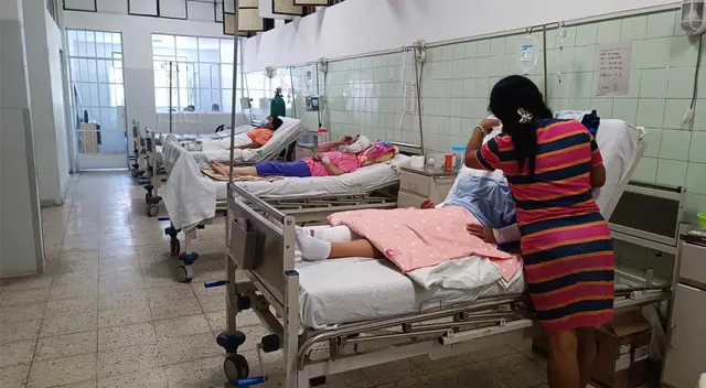 La madre se encuentra en el hospital y está esperando una operación.