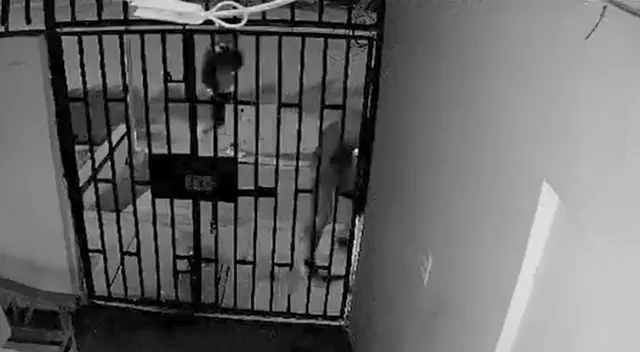 Los extorsionadores dejaron una nota extorsiva luego de incendiar el carro.