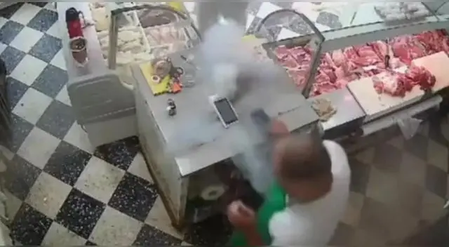 Carnicero estaba a punto de cobrarle a un cliente y el postnet explotó en Argentina.