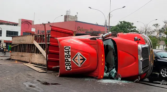 Chofer de tráiler quedó herido, mientras tanto, el tránsito aún es lento. Chofer de tráiler quedó herido, mientras tanto, el tránsito aún es lento.