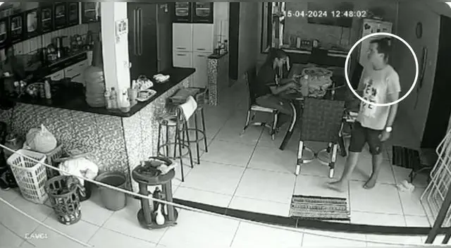 Hombre de 37 años apuñaló a su esposa frente a sus dos hijos y huyó en Brasil. Hombre de 37 años apuñaló a su esposa frente a sus dos hijos y huyó en Brasil.