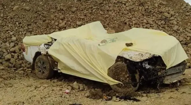 Así quedó la camioneta donde el hombre perdió la vida tras ser aplastado por el desmonte.