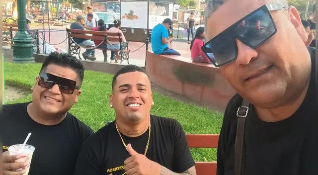 Koki Santa Cruz junto a los comediantes Frejolito junior y Jefferson.