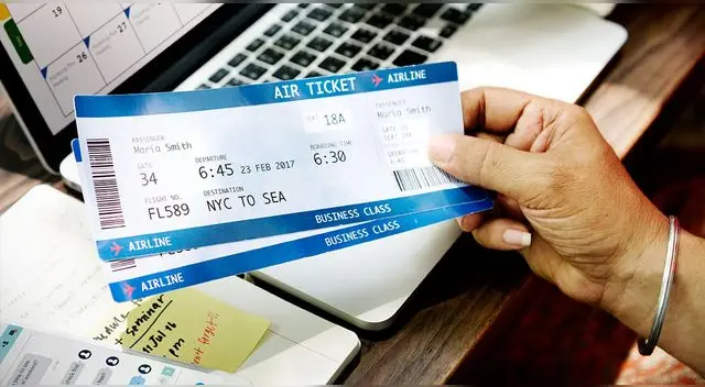 Plataformas como Kayak, Skyscanner y Google Flights utilizan algoritmos inteligentes para analizar vastos conjuntos de datos de aerolíneas.