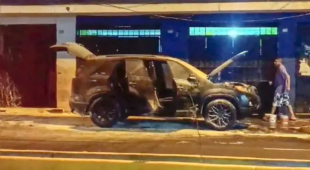 Así quedó el vehículo que se incendió en extrañas circunstancias. Así quedó el vehículo que se incendió en extrañas circunstancias.