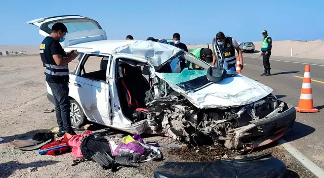 Agentes de la PNP revisan el auto que impactó contra el tráiler en la región de Tacna.