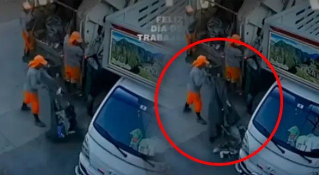 Trabajadores de limpieza de la municipalidad de VMT lanzan basura en casa de vecino.