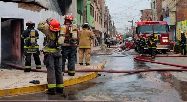 Unidades de bomberos controlando el incendio en un almacén en San Martín de Porres.