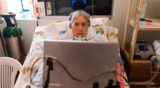 María Benito internada en un centro de salud recibiendo asistencia médica.