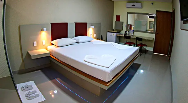 Una pareja fue a un hotel alojamiento y encontró una cámara en el enchufe. Una pareja fue a un hotel alojamiento y encontró una cámara en el enchufe.