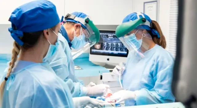 Operación quirúrgica logró quitarle los gusanos de la boca a la mujer. Operación quirúrgica logró quitarle los gusanos de la boca a la mujer.