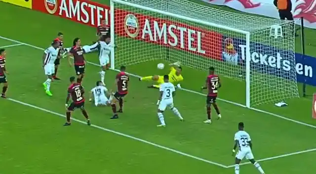 LDU se adelantó sobre Universitario en Quito con este gol de Alex Arce. LDU se adelantó sobre Universitario en Quito con este gol de Alex Arce.