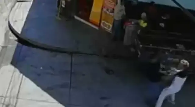 La escena fue grabada por las cámaras de seguridad de la zona. La escena fue grabada por las cámaras de seguridad de la zona.