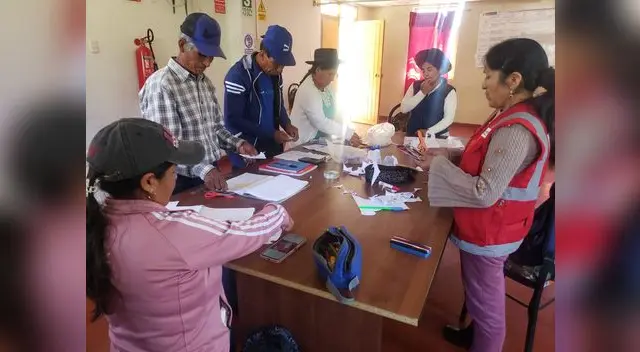 Estudiantes adultos recibiendo sus clases.