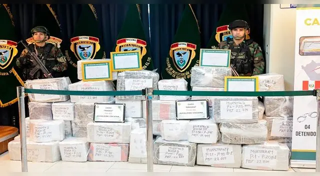 Los agentes de la Dirandro y la droga decomisada a la red de narcotráfico internacional