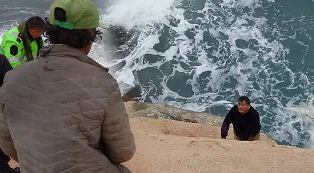 Pescador sobrevive, pero su hijo termina falleciendo naufragio de su embarcación en Arequipa. Pescador sobrevive, pero su hijo termina falleciendo naufragio de su embarcación en Arequipa.