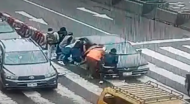 Auto embiste a transeúntes en la avenida Abancay. Heridos fueron llevados a Clínica Internacional.