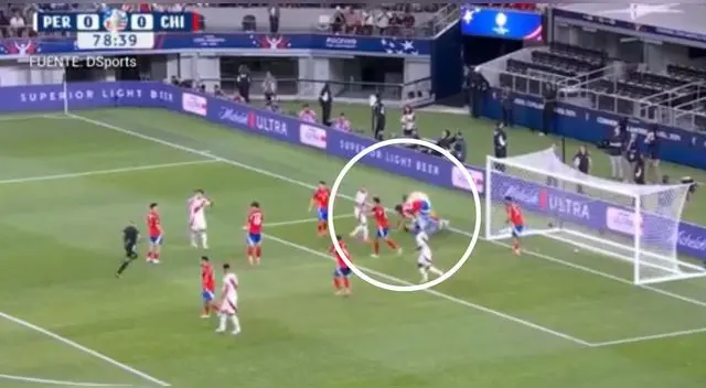 Claudio Bravo salvó el arco de Chile de un peligroso remate de Lapadula