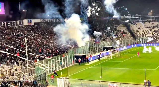 Los hinchas de Colo Colo lanzaron fuegos artificiales a la barra de Universitario. Los hinchas de Colo Colo lanzaron fuegos artificiales a la barra de Universitario.