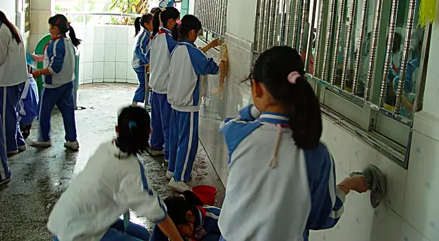 Los menores fueron grabados trapeando y limpiando los baños inundados de su escuela. Los menores fueron grabados trapeando y limpiando los baños inundados de su escuela.