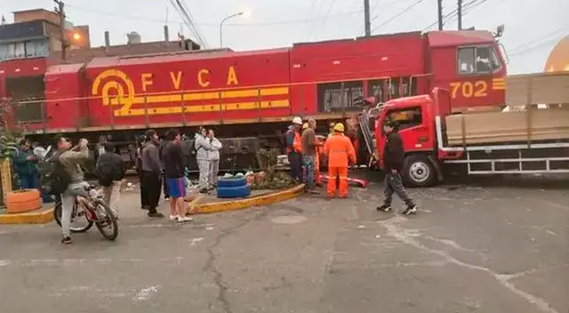 El choque dejó como saldo al chofer del camión gravemente herido. El choque dejó como saldo al chofer del camión gravemente herido.