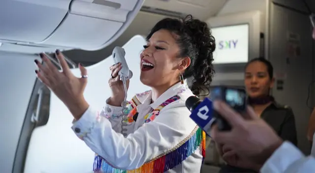 Ruby Palomino sorprendió a pasajeros de avión Ruby Palomino sorprendió a pasajeros de avión