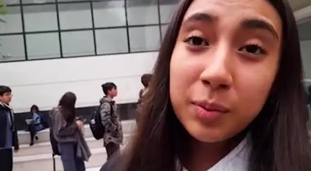 La estudiante dio sus razones por las cuales prefirió una universidad extranjera. La estudiante dio sus razones por las cuales prefirió una universidad extranjera.