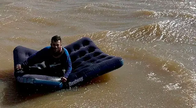 El peligroso viaje de un hombre en colchón inflable por el río que terminó en rescate