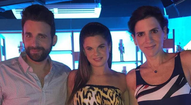 Natalia Otero junto a Rodrigo González y Gigi Mitre.  