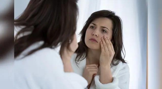 Incluye en tu dieta suficientes proteínas, grasas saludables y agua para mantener la elasticidad y la hidratación de tu piel.