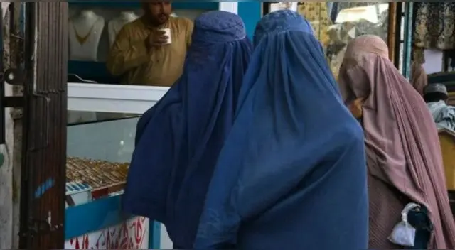 Talibanes prohíben el sonido de la voz de mujer en público y endurecen la imposición del hiyab Talibanes prohíben el sonido de la voz de mujer en público y endurecen la imposición del hiyab