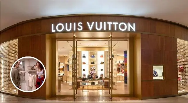 Mujer va a una de las tiendas de Louis Vuitton, pero la tratan mal y ella busca una forma de venganza. Mujer va a una de las tiendas de Louis Vuitton, pero la tratan mal y ella busca una forma de venganza.