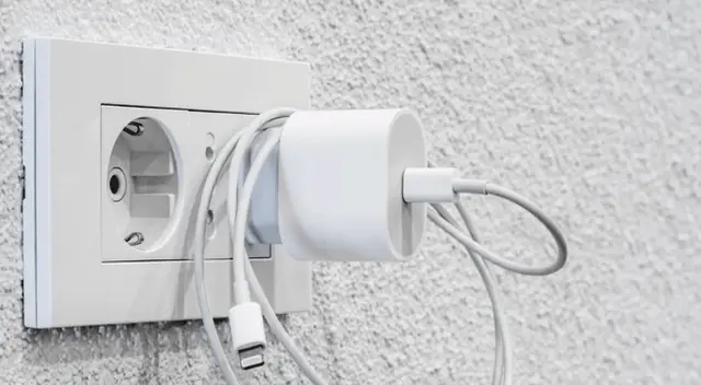 Conoce lo que sucede si dejas el cargador conectado.