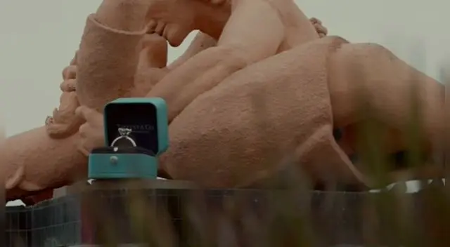 Enamorados de la icónica estatua del Parque del Amor se comprometen luego de 30 años.