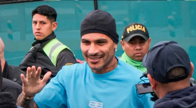 Paolo Guerrero llegó a Lima y festejó ser nuevo jugador de Alianza.