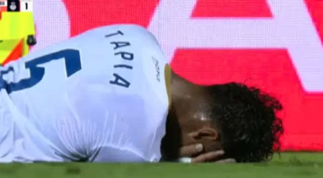 Renato Tapia salió del partido por un golpe en la cabeza. Renato Tapia salió del partido por un golpe en la cabeza.