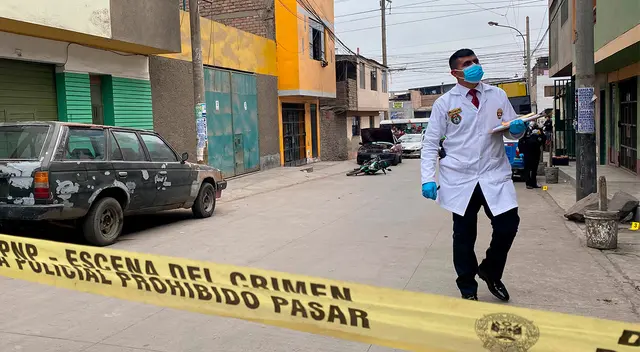Pistoleros persiguieron a sus víctimas que ingresaron a restaurante para asesinarlos.