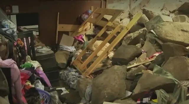 Piedras caen sobre casa en Ate y matan a menor de edad mientras sus padres dormían. Piedras caen sobre casa en Ate y matan a menor de edad mientras sus padres dormían.