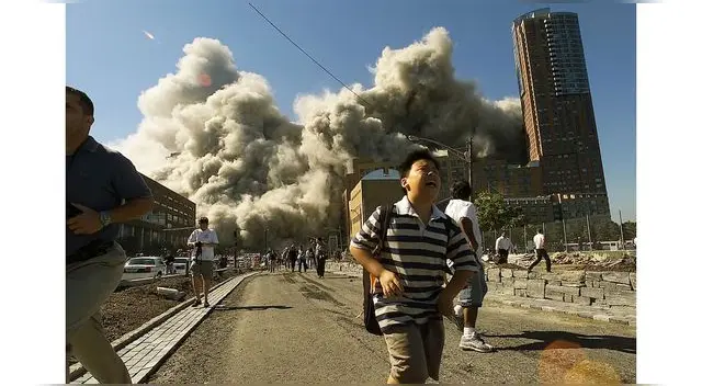 Las personas tratan de huir mientras la segunda torre del World Trade Center se derrumba luego de que un avión impactara con el edificio. Las personas tratan de huir mientras la segunda torre del World Trade Center se derrumba luego de que un avión impactara con el edificio.