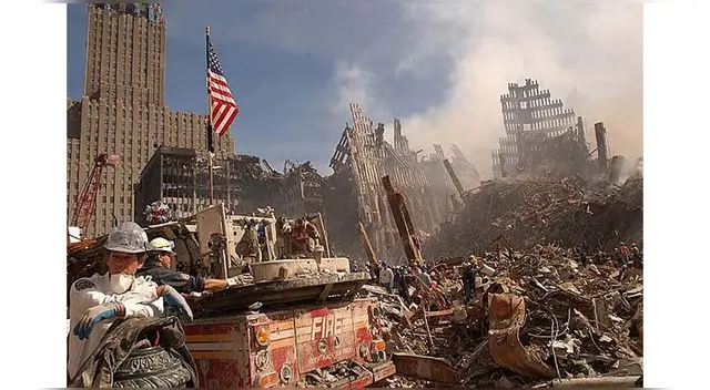 Bomberos y rescatistas trabajan en la zona del atentado del 11 de septiembre tratando de encontrar sobrevivientes. Bomberos y rescatistas trabajan en la zona del atentado del 11 de septiembre tratando de encontrar sobrevivientes.