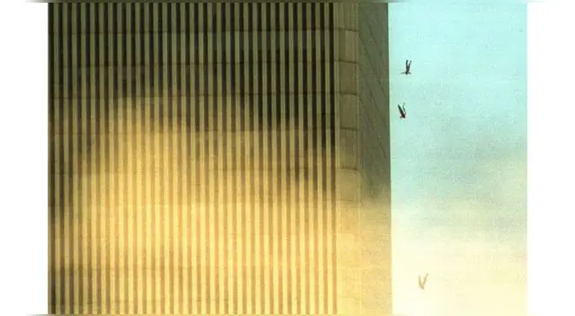 Grupo de personas se lanzan desde el World Trade Center tras no poder escapar del atentado. Grupo de personas se lanzan desde el World Trade Center tras no poder escapar del atentado.