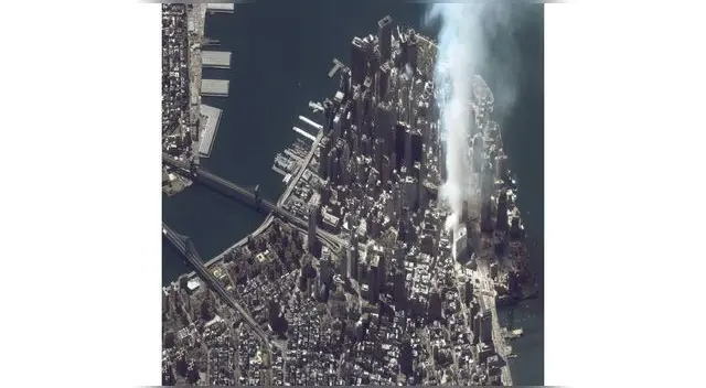 Imagen captada por un satélite el 12 de septiembre de 2001 tras el atentado terrorista del 11 de septiembre del 2001. Imagen captada por un satélite el 12 de septiembre de 2001 tras el atentado terrorista del 11 de septiembre del 2001.